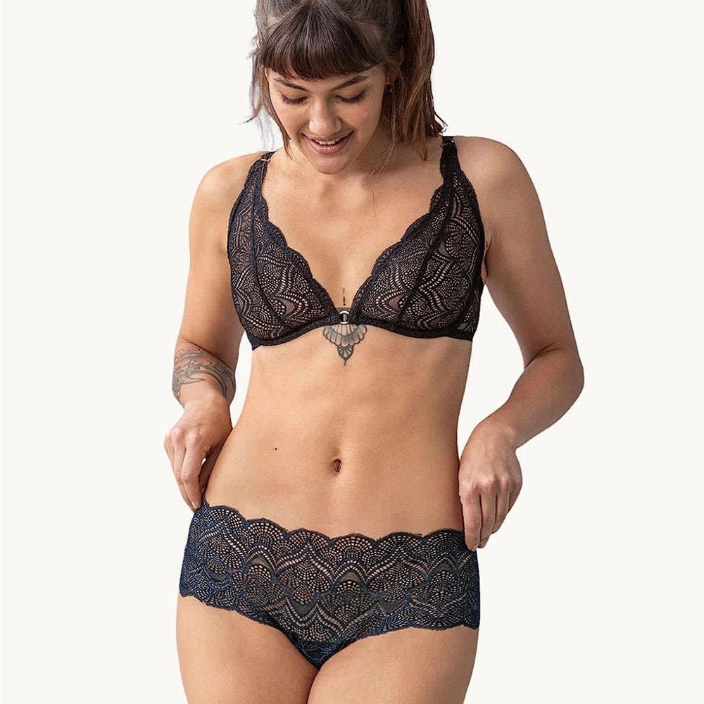 Leonisa black lace underwire bralette M
